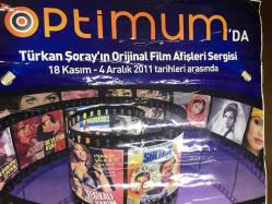 TÜRKAN ŞORAY ETİKET (STICKER) AFİŞİ / POSTERİ - BÜYÜK BOY - ORİJİNAL - 75 X 60 cm EBADINDA - Original Turkish Big Size Poster - OPTIMUM OUTLET, TÜRKAN ŞORAY'IN ORİJİNAL FİLM AFİŞLERİ SERGİSİ, KOLEKSİYONER: SERDAR KÜRKBABAOĞLU