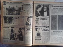 Ses Haftalık Aktüalite Sinema Tiyatro Müzik ve Gençlik Mecmuası Dergisi - 19 Mayıs 1986 - Sibel Turnagöl - Küçük Emrah - Çeçilya - Erol Büyükburç - Emel Büyükburç - Necla Nazır - Suna Yıldızoğlu - Türkan Şoray - Hülya Koçyiğit - Harika Avcı - İbrahim Tatlıses - Serpil Çakmaklı - Banu Alkan - Murteza Elgin - Şemsi İnkaya - Hülya Avşar - Kadir İnanır - Çetin Alp - Suna Yıldızoğlu - Nursel Budak - Ali Yatkın - Ferda Demir - George Scot - Stacy Keach - Gönül Yazar - John Wayne - Erol Büyükburç - Ferdi Tayfur - Necla Nazır - Unutulmayan Hatıralar - Ne Umduk, Ne Bulduk - Ülker Çağlar - Neslihan Acar - Gönül Yazar - Neslihan Acar - Pakize Abla - Kocası :Öğrenirse İkimizi de Öldürür - Federico Fellini - Jean Paul Belmondo - Kim Cattrall - Cemil İpekçi - Gökben - Prenses Stephanie - Duran Duran - Brooke Shields - Ersan Erdura - Fuat Güner fotoğraf ve haberi - Tam Takım Dergi