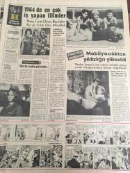 HÜRRİYET GAZETESİ  9 OCAK 1965 YIL :17 SAYI :5998 -----Köylü  ve fakir çocuklar  öğretmen  okullarına tercihan  alınacaklar --Bir Türk Almanya da ki işçilerimizi dolandırdı --Aktör  Yıldırım  Önal  karısını dövüp  mahkemelik oldu ---Tek dersten  borçlu sınıf  geçme davası  Danıştay da   Memur aç iken  rüşvet  önlenemez ---Fransa   ,doların değerini düşürmeye  çalışıyormuş ----Türkler Almanya nın  en  fazla  beğenilen  işçileri --Dağdan inen  kayalar  3 evle 94 hayvan ezdi ---Portekiz 'e  gidecek  olan  aday kadro  açıklandı   --Dünya  Kupasındaki netice  bizim için  sürpriz olacaktır ---Yaşar Doğu 'nun anma  töreninde bir güreşçi bile yoktu ---Fenerbahçe  PTT  ile  karşılaşıyor ----Tayyar  Yalaz  Kupası  Güreş Müsabakaları ---Türkiye   nüfusunun binde 16 sı  akıl hastası --1964  de en çok  iş yapan  filimler  :Turist Ömer ,Beş Şeker  Kız  ve Fıstık Gibi Maşallah ---Mobilyacılıktan  yıldızlığa yükseldi  :Önder Somer ---