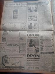 Cumhuriyet Gazetesi - 22 Ağustos 1957 - Muhalefet Partileri İşbirliği Mevzuunda Tam Bir Anlaşmaya Varıldı - İsmet İnönü - Kasım Gülek - NATO Ve Bağdat Paktı Üyeleri Şam Hadiselerini Yakından Takip Ediyor - Beş Aylık Gana Devletinde İsyan Çıktı - Moskova'nın Batı Almanya'ya Gizli Teklifi - Başbakan Adnan Menderes'in Dünkü Temasları - Kıbrıs Türkleri Arasında 15 Gün Röportajı Yapan Ömer Sami Coşar - Bu Yıl Tatbiki Güzel Sanatlar Okulu Açılıyor - Doçent Doktor Muammer Aksoy - İblisin Kızı Yazan Guy Des Cars Yazı Dizisi - Hollywood'da Skandal Bir Çok Tanınmış Artist Havuzda Çırılçıplak Yüzmüş - Blendax Şampuanı - Bir Amerikan Büyük Elçisinin Sovyetlere Casusluk Eden Kızı Martha Stern- Resimli Romanımız Batan Geminin Esrarı - Nuh'un Ankara Makarnası - Profesyonel Lig Başlarken Beşiktaş - Fenerbahçe Rozeti Taşıyan Yüzük Sahibi Azalar Dün Toplantıya Çağrıldı - Piri Reis Kupasının Rotası Bugün Belli Oluyor - 12. Enternasyonal İstanbul Tenis Turnuvası - Fenerbahçe Voleybol Takımı