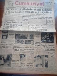 Cumhuriyet Gazetesi - 28 Ağustos 1957 - Beykoz'da Dün Geceki İnfilak - Afgan Kralı Mohammed Zahir Şah Anıtkabiri Ziyaret Etti - Gençliğin Kıbrıs Kampanyası - Osman Bölükbaşı'na Çekilen Telgraf - İsmet İnönü Heybeliada'da İstirahat Edecek - Robert Koleji Millileştirilecek - Amerika Suriye'ye Şiddetle Çatıyor - Sovyetlerin Yeni Silahı - Nureddin Şazi Kösemihal - İblisin Kızı Yazan Guy Des Cars Yazı Dizisi - Bismark Zırhlısı Nasıl Batırıldı - İzmit Belediye Başkanı Osman Gençol Çekildi - İngiltere'de 1 Milyon Cinsi Sapık Varmış - Şekerbank - Resimli Romanımız Batan Geminin Esrarı - Hollywood Araştırma Şirketi - Fezaya Çıkan Adam David Simons - Lüks Sineması - Yüzmede Yılmaz Özüak Selma Hassan Ve Ülkü Tekin Yeni Türkiye Rekorları Tesis Etti - Alsancak Stadı Kapatılacak Mı - Türkiye Romanya Milli Basketbol Maçı Yapılıyor - Bölge Hakem Komitesi Seçildi - Fehmi Tuna - Remzi Tosyalı - Asya Gripi Ve Nezleden Enflucide Uras Korur