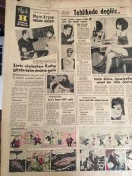 HÜRRİYET GAZETESİ  15 OCAK 1966  YIL :1 8 SAYI :6364---Demirel : hükümet  yüce divana  gitmeye hazırdır ---Doluyla  gelen  şiddetli  borada , sühunet  yarım  saatte  7 derece düştü ---İstanbul 'un  kanalizasyon  ve  su meselesi  halledilecek ---Obur çocukların boyu  kısa  kalıyor ---Ereğli  Demir ve Çelik  Fabrikaları  İdare meclisi İbra edildi----Türkiye  Liginden  düşmeyeceğiz ---Beşiktaş -Altay  oynuyor --Futbolculara  göre  : Irak 'ı  farklı  mağlup  edeceğiz ---Fenerbahçe  rakip arıyor ---Vefa  Kulübüne  Saha  hissesi  olarak  haftada  10 lira düşüyor ----Johnson 'un  mektubu  meclisi karıştırdı ---Marc Aryan  aşkını aradı  --Tanju  Gürsu ,İspanyollarla  renkli  bir  film  çevirecek ----