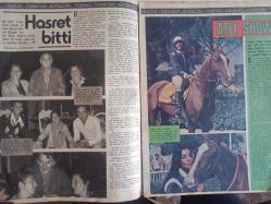 Ses Haftalık Aktüalite Sinema Tiyatro Müzik ve Gençlik Mecmuası Dergisi - 18 Ekim 1980 - Nükhet Duru - Necla Nazır - Müjde Ar Posteri - Ajda Pekkan - Ayfer Feray - Eşref Kolçak - Leman Çıdamlı - Nevzat Okçugil - Tevhid Bilge - Kamran Usluer - Seyyal Taner - Biri Sarı, Biri Kara İşte Çifte Kaanlar - Cüneyt Arkın - Esmeray - Denizin Son Tadı - Mehmet Ali Erbil - Bulut Aras - Türkan Şoray - Erol Büyükburç - Emel Büyükburç - Gülşen Bubikoğlu - Natuk Baytan - Ferdi Tayfur - John Bunny - Mary Pickford - İzmir Şokundan Sonra İstanbul Maratonu - Ercan Turgut  Necati Cumali - Levent Ökten - Gazanfer Özcan - Gönül Ülkü - Muhteşem Gatsby - Ağrıların Ağrısı Baş Ağrısı - Bluz ve Şal - Yemek ve Tatlılar - Örgüden Kahvaltı Örtüleri - Giysinizin Ömrünü Uzatmak İster Misiniz? - Christine Keller - Elizabeth Taylor - Marlon Brando - Alex Huley - William Holden - Çulsuz Köyü Sultanı Çizgi Romanı - Hırsızlığın Hastalığı Kleptomani - Burçlar fotoğraf ve haberi - Tam Takım Dergi