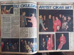 Ses Haftalık Aktüalite Sinema Tiyatro Müzik ve Gençlik Mecmuası Dergisi - 16 Şubat 1985 - Selda Özer - Abdurrahman Keskiner - Atıf Yılmaz - Kadri Yurdatap - Teoman Tümer - Kemal Kan - Yaşar Tunalı - İsmail Aydın - Sinem Özer - Erdal Bekar - Muharrem Tonyalı - Müjde Işıl - Pınar Doğan - Emel Sayın - Bu Okuldan Artist Çıkar mı? - Çiğdem Günay - Perran Kutman - Sezen Aksu - Levent Baki - Michael Jackson - Neden İntihar? - Türkan Şoray Kızına Kavuştu - Hülya Avşar Posteri - Şirin ve Gözalıcı - Haldun Dormen - Deniz Akbulut - Oya Aydoğan - İpek Erdem - Aynur Aydan - Kadir İnanır - Canan Özbek - Gençlik Sevmektir Fotoromanı - Çiğdem Günay - Sibel Sararer - Mustafa Kocabaş - Cüneyt Arkın - Perihan Savaş - Ercan Yazgan - Türk Sinemasının 10 Yılı Değerlendirilecek - Aksu Battaniye Reklamı fotoğraf ve haberi - Posterli Tam Takım Dergi