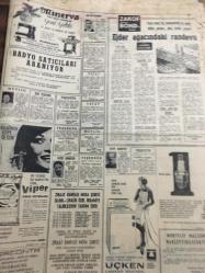 HÜRRİYET GAZETESİ    27 ARALIK  1966 YIL :19 SAYI : 6705-Perihan Altındağ Sözeri,Ankara içkisiz Beyaz Saray gazinosu’nda reklamı-Mersin’li ciğerci Kemal,televizyonlu lokanta açtı,”hem yemek ye,hem dünyayı seyret”-Killing Okestrası Ankara’da -Kocasını bırakıp başka adama kaçan çarşaflı Meryem”Suç olduğunu bilmiyordum”dedi fotoğraflı haberi-Son Türk  öğrencisi de dün  Rusya 'dan döndü ---Amerika 'nın  en meşhur  kumarbazı da  İzmirli  Nik  öldü ----Askerlik  süresi  tahsil  derecesine  göre  kısalıyor ---Bilet  karaborsacılar  ile  yeni bir mücadele başladı ---- Zimmetine  100 bin dolar  geçiren veznedar  ,İzmir de kendini  yaraladı ---Türk -Yunan  ikili  görüşmeleri  suya düştü  ----Kılıç :Eskişehir de canımızı zor kurtardık --Beşiktaş  -Fenerbahçe Yeni yılın  ilk günü  karşılaşacaklar ---Bir ana -oğul  17 yıl sonra  buluştular ---İri -yarı zenci  güzeli Leydi Bella  :Daracık kafes içinde aslanla  boğuşuyor ---