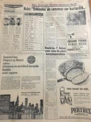 HÜRRİYET GAZETESİ    27 ARALIK  1966 YIL :19 SAYI : 6705-Perihan Altındağ Sözeri,Ankara içkisiz Beyaz Saray gazinosu’nda reklamı-Mersin’li ciğerci Kemal,televizyonlu lokanta açtı,”hem yemek ye,hem dünyayı seyret”-Killing Okestrası Ankara’da -Kocasını bırakıp başka adama kaçan çarşaflı Meryem”Suç olduğunu bilmiyordum”dedi fotoğraflı haberi-Son Türk  öğrencisi de dün  Rusya 'dan döndü ---Amerika 'nın  en meşhur  kumarbazı da  İzmirli  Nik  öldü ----Askerlik  süresi  tahsil  derecesine  göre  kısalıyor ---Bilet  karaborsacılar  ile  yeni bir mücadele başladı ---- Zimmetine  100 bin dolar  geçiren veznedar  ,İzmir de kendini  yaraladı ---Türk -Yunan  ikili  görüşmeleri  suya düştü  ----Kılıç :Eskişehir de canımızı zor kurtardık --Beşiktaş  -Fenerbahçe Yeni yılın  ilk günü  karşılaşacaklar ---Bir ana -oğul  17 yıl sonra  buluştular ---İri -yarı zenci  güzeli Leydi Bella  :Daracık kafes içinde aslanla  boğuşuyor ---