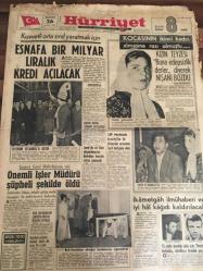 HÜRRİYET GAZETESİ   26 ARALIK  1966 YIL :19 SAYI :6704---  Esnafa  bir  milyar liralık  kredi açılacak----- -Kosigin  İstanbul 'u gezdi---CHP Meclisinde  Ecevitçiler  ile  ortacılar arasında sert tartışma oldu ----İkametgah   ilmühaberi  ve iyi hal  kağıdı kaldırılacak  ----1967 yılının iki dev filmini  iftiharla sunar  :Yaprak Dökümü : Fatma Girik  ,Ediz  Hun -----Filmi  hasılat rekorları  kıran  büyük  şaheser  : Fakir Çocuklar :  Fatma Girik  , Reha Yurdakul , Gürel Ünlüsoy  ,Funda Postacı , Erol  Tezeren  ,Özkan Yılmaz , Cahit  Irgat ,Mine Soley ----Hacettepe :2  Altınordu :2 ----Altay 4-0  -----PTT :1  İz.Spor :1---Eskişehir  son  dakika  golü  atınca :Galatasaray  puan  verdi :2-2  ---Fenerbahçe  Vefa 'yı  güç  yendi :1-0  ---New York  'ta  açılan  Topkapı  lokantası --- Turizm  Bankası  Yeniköy de 88 odalı  bir  otel  inşa  etmek  için  teşebbüse  geçti ---