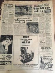 HÜRRİYET GAZETESİ   26 ARALIK  1966 YIL :19 SAYI :6704---  Esnafa  bir  milyar liralık  kredi açılacak----- -Kosigin  İstanbul 'u gezdi---CHP Meclisinde  Ecevitçiler  ile  ortacılar arasında sert tartışma oldu ----İkametgah   ilmühaberi  ve iyi hal  kağıdı kaldırılacak  ----1967 yılının iki dev filmini  iftiharla sunar  :Yaprak Dökümü : Fatma Girik  ,Ediz  Hun -----Filmi  hasılat rekorları  kıran  büyük  şaheser  : Fakir Çocuklar :  Fatma Girik  , Reha Yurdakul , Gürel Ünlüsoy  ,Funda Postacı , Erol  Tezeren  ,Özkan Yılmaz , Cahit  Irgat ,Mine Soley ----Hacettepe :2  Altınordu :2 ----Altay 4-0  -----PTT :1  İz.Spor :1---Eskişehir  son  dakika  golü  atınca :Galatasaray  puan  verdi :2-2  ---Fenerbahçe  Vefa 'yı  güç  yendi :1-0  ---New York  'ta  açılan  Topkapı  lokantası --- Turizm  Bankası  Yeniköy de 88 odalı  bir  otel  inşa  etmek  için  teşebbüse  geçti ---