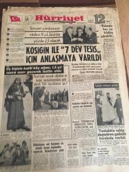 HÜRRİYET GAZETESİ   25 ARALIK  1966  YIL :19 SAYI :6703---Sovyet  yardımının vadesi 15 yıl  , faizi ise  yüzde 2,5  olacak ---Kosigin ile  7 dev  tesis için  anlaşmaya varıldı ---Üç kişinin katili  köy ağası  1,5  yıl sonra sınırı  geçerek  teslim  oldu ---- Kıbrıs 'ta  her  an  hadise  çıkabilir ---Arabulucu  Sezgin de  yağ grevine çare bulamadı --- Dükkanını   sel basınca su  içinde   basın toplantısı  yaparak  belediyeye çattı ----- Demirel  verebilecek  herkesten  vergi alınacaktır  dedi ---İstanbul da ki  imar çalışmalarının  başbakanlıkça  kontrolü  isteniyor ---Marlon  Brando  oğluna  koca bir ada hediye etti ----İstanbul  spor  Feriköy  'ü  1-0  mağlup  etti ---Gençlerbirliği  ,  Gözdetepe 'den  beraberliği  zor  kurtardı  :2 --2  -----