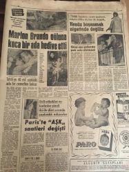 HÜRRİYET GAZETESİ   25 ARALIK  1966  YIL :19 SAYI :6703---Sovyet  yardımının vadesi 15 yıl  , faizi ise  yüzde 2,5  olacak ---Kosigin ile  7 dev  tesis için  anlaşmaya varıldı ---Üç kişinin katili  köy ağası  1,5  yıl sonra sınırı  geçerek  teslim  oldu ---- Kıbrıs 'ta  her  an  hadise  çıkabilir ---Arabulucu  Sezgin de  yağ grevine çare bulamadı --- Dükkanını   sel basınca su  içinde   basın toplantısı  yaparak  belediyeye çattı ----- Demirel  verebilecek  herkesten  vergi alınacaktır  dedi ---İstanbul da ki  imar çalışmalarının  başbakanlıkça  kontrolü  isteniyor ---Marlon  Brando  oğluna  koca bir ada hediye etti ----İstanbul  spor  Feriköy  'ü  1-0  mağlup  etti ---Gençlerbirliği  ,  Gözdetepe 'den  beraberliği  zor  kurtardı  :2 --2  -----