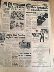 HÜRRİYET GAZETESİ  23 Aralık 1966 YIL :19 SAYI : 6701----Kıbrıs 'ta Makarios  Polis  teşkilatı  adı altında ordu kurdu - hava çok gergin -----Rumlar , Çek silahlarını  barış  gücüne vermiyor ---Kosigin   Ticari ve Teknik  İlişkilerin  Artmasını İstiyor --- Banguoğlu  CHP 'den ihraç  olundu ---Viyana 'dan tevkif edilen  döviz  kaçakçısı  Türk 'ün  üzerinde  3 pasaport çıktı ---Petrol -İş  :Grev devam ederse İstanbul da hayat  felce  uğrar diyor ----Metin :Gündüz  Kılıç la  golleri  atığım  zaman  konuşacağım ----Sunay  , Ulvi  Yenal  'ın  tayini  kabul etmedi ---Yunanistan  'a  76-62  yenildik ----Fabbri  'ye  7 ay  ceza  verildi ----Kennedy  'nin  bile gerçek  katili henüz  bulunamadı ---Prenses  Süreyya kendisinden yedi yaş küçük  bir gençle  evleniyor ---