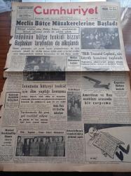 Cumhuriyet Gazetesi - 17 Şubat 1953 - Meclis Bütçe Müzakerelerine Başladı - İsmet İnönü'nün Bütçe Tenkidi Bizzat Başbakan Adnan Menderes Tarafından Da Alkışlandı - Milli Tesanüd Cephesi'nin Büyük Komitesi Toplandı - Ankara İle New York Arasında İlk Telefon Görüşmesi Yapıldı - Türk Yugoslav Yunan Askeri Görüşmeleri - Amerikan Ve Rus Uçakları Arasında Bir Çarpışma - Coğrafya Haftası Başladı - Atlantikte Yelkenle 6000 Mil Yazan Sadun Boro Yazı Dizisi - Üç Kadının Romanı Yazan Peride Celal Yazı Dizisi - Adile Ayda - Bütün Paris Piyanist İdil Biret'ten Bahsediyor - Yunus Nadi Mükâfatı Karikatür Müsabakası - Burhan Felek - Silvana Mangano Anna Filminde - Sümer Sineması - Hale Sineması - Amerika'da Sakatlanan Atletimiz Erdal Barkay'ın Durumu - Mareşal Rundstedt'in İfşaatı Hitler'in Oynadığı Son Kumar - Neyzen Tevfik'in Ölümü Dolayısıyla - Kadınlar Celladı Landru Yazı Dizisi - Geçmişte Büyük Cinayetler - Arı Bisküvileri - Blaupunkt Radyo - Star Traş Bıçakları - Ronson Çakmak