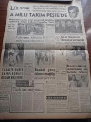 Milliyet Gazetesi - 27 Nisan 1962 - CHP Şartı Kabul Edilmezse Koalisyondan Çekilecek - Cumhuriyetçi Köylü Millet Partililer Af İçin Serbest - 147'ler Pazartesi Derse Başlayacak - Maliye Bakanı Şefik İnan Servet Beyanı Kalmalı Dedi - Elizabeth Taylor Dün Taburcu Oldu - Amerikan Roketi Ay Sathına Çarptı - Gümrük Ve Tekel Bakanı Şevket Bulatoğlu - Özel Teşebbüs Bira Fabrikası Kurulabilecek - Adalet Partisi - Çetin Altan Köşe Yazısı - Suadiye Oteli - Star Marka Masa Radyoları - Walt Disney'in Ayakları - Sami Kohen - Kızıl Kadırga Yazan Abdullah Ziya Kozanoğlu Yazı Dizisi - Docteur Renaud Paris Salatalık Güzellik Sütü - A Milli Takım Peşte'de - Turgay Şeren - Palermo Metin Oktay'a 9 Milyonu Ödeyecek - Brezilya'nın En Formda İki Elemanı Pele Ve Vava - Fiorentinalı Can Bartu Oya Sart İle Evlendi