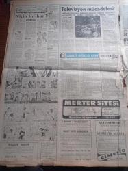 Milliyet Gazetesi - 2 Ekim 1960 - 120 Milyon Dolarlık 5. Kota Açıklandı - Adalet Divanı Yarın Yassıada'ya Geliyor - Cemal Gürsel'in Sert İhtarı - İstanbul'un Sabık Kral Emniyet Müdürü Faruk Oktay Yassıada'da Kalpten Öldü - Bütün İller 9 Bölgeye Ayrıldı - Tiyatro Mevsimi Dün Gece Açıldı - Türkiye Hariciye Vekili Selim Sarper Dün Birleşik Arap Cumhuriyeti Başkanı Abdülnasır İle Görüştü - Gördüğüm Rusya Röportaj Ömer Sami Coşar Yazı Dizisi - Leyla Erduran Cemiyet Haberleri - Çetin Altan - Yapı Ve Kredi Bankası - Abdülcanbaz'ın Maceraları Çizen Turhan Selçuk - Brigitte Bardot - Herkesin Kan Grubunun Tesbiti Kararlaştırıldı - Nijerya'nın Doğuşu Tamtamlarla Kutlandı - Halit Kıvanç Köşe Yazısı - Dünyanın En Mükemmel Televizyon Tesisini Kuran BBC - Yakut Gözlü Kedi Yazan Ümit Deniz Yazı Dizisi - Rus Başbakanı Kruşçev General Franco'ya Birleşmiş Milletler'de Cellat Dedi - Cezmi Or Kupası - Fenerbahçe'de Bahia'ya Mağlup - Galatasaray Ankara'da Dün Hezimete Uğradı - Beşiktaş Takımı