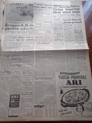 Milliyet Gazetesi - 2 Ekim 1960 - 120 Milyon Dolarlık 5. Kota Açıklandı - Adalet Divanı Yarın Yassıada'ya Geliyor - Cemal Gürsel'in Sert İhtarı - İstanbul'un Sabık Kral Emniyet Müdürü Faruk Oktay Yassıada'da Kalpten Öldü - Bütün İller 9 Bölgeye Ayrıldı - Tiyatro Mevsimi Dün Gece Açıldı - Türkiye Hariciye Vekili Selim Sarper Dün Birleşik Arap Cumhuriyeti Başkanı Abdülnasır İle Görüştü - Gördüğüm Rusya Röportaj Ömer Sami Coşar Yazı Dizisi - Leyla Erduran Cemiyet Haberleri - Çetin Altan - Yapı Ve Kredi Bankası - Abdülcanbaz'ın Maceraları Çizen Turhan Selçuk - Brigitte Bardot - Herkesin Kan Grubunun Tesbiti Kararlaştırıldı - Nijerya'nın Doğuşu Tamtamlarla Kutlandı - Halit Kıvanç Köşe Yazısı - Dünyanın En Mükemmel Televizyon Tesisini Kuran BBC - Yakut Gözlü Kedi Yazan Ümit Deniz Yazı Dizisi - Rus Başbakanı Kruşçev General Franco'ya Birleşmiş Milletler'de Cellat Dedi - Cezmi Or Kupası - Fenerbahçe'de Bahia'ya Mağlup - Galatasaray Ankara'da Dün Hezimete Uğradı - Beşiktaş Takımı