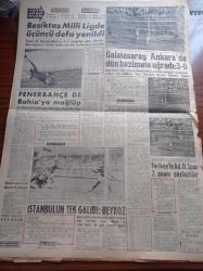 Milliyet Gazetesi - 2 Ekim 1960 - 120 Milyon Dolarlık 5. Kota Açıklandı - Adalet Divanı Yarın Yassıada'ya Geliyor - Cemal Gürsel'in Sert İhtarı - İstanbul'un Sabık Kral Emniyet Müdürü Faruk Oktay Yassıada'da Kalpten Öldü - Bütün İller 9 Bölgeye Ayrıldı - Tiyatro Mevsimi Dün Gece Açıldı - Türkiye Hariciye Vekili Selim Sarper Dün Birleşik Arap Cumhuriyeti Başkanı Abdülnasır İle Görüştü - Gördüğüm Rusya Röportaj Ömer Sami Coşar Yazı Dizisi - Leyla Erduran Cemiyet Haberleri - Çetin Altan - Yapı Ve Kredi Bankası - Abdülcanbaz'ın Maceraları Çizen Turhan Selçuk - Brigitte Bardot - Herkesin Kan Grubunun Tesbiti Kararlaştırıldı - Nijerya'nın Doğuşu Tamtamlarla Kutlandı - Halit Kıvanç Köşe Yazısı - Dünyanın En Mükemmel Televizyon Tesisini Kuran BBC - Yakut Gözlü Kedi Yazan Ümit Deniz Yazı Dizisi - Rus Başbakanı Kruşçev General Franco'ya Birleşmiş Milletler'de Cellat Dedi - Cezmi Or Kupası - Fenerbahçe'de Bahia'ya Mağlup - Galatasaray Ankara'da Dün Hezimete Uğradı - Beşiktaş Takımı