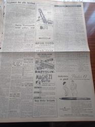 Milliyet Gazetesi - 3 Eylül 1960 - Yargılamaya Dair Plan Hazırlandı - Demokrat Partinin Kapatılması İçin Dava Açılıyor - Rektör Sıddık Sami Onar Komisyonda İhtilaf Yoktur Dedi- Rus Lider Kruşçev Birleşmiş Milletler İçin New York'a Gidiyor - Pilot Teğmen Şenay - Çetin Altan Köşe Yazısı - 21. Venedik Film Festivali - Bugünkü Falınız - Kıbrıs'a Yardım Teklif Ediliyor - CHP Genel Başkanı İsmet İnönü Samatya Hastanesi'nde Muayene Oldu - Yakut Gözlü Kedi Yazan Ümit Deniz Yazı Dizisi - Bülent Tarcan - Pa Ro Çocuk Maması - Walt Disney- Radyolin Magnezi Sütü - Spor Toto Başladı - 1960 Roma Olimpiyat Oyunları - Rusya Dün 3 Altın Madalya Daha Kazandı - Atlet Tamara Press - Atletizmde Altı Olimpiyat Rekoru - Osman Kambur Da Mağlup - Güreşte Şike İddiası