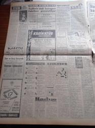 Milliyet Gazetesi - 17 Mart 1961 - Yunan Dışişleri Bakanı Averof'un Milliyet'e Beyanatı - Silahtarağa Fabrikasını Uçurmaya Kalkışan 46 Kişi Yargılanıyor - 16 Mart Şehitleri Anıldı - Adalet Partili 4 İdareci Daha Dün Nezarete Alındı - Başkan Cemal Gürsel Bu Gece Kardeşlik Haftasını Açacak - İkramiyeyi Az Bulan 1000 Liman İşçisi İşbaşı Yapmadı - Çetin Altan Köşe Yazısı - Tarla Kuşu Oyununda Ayla Algan - Bulmaca - Radyo Bugünkü Program - Zeki Müren Kazablanka'da - Sevim Tanürek - Celâl Şahin - Hududa Dökülen Mayınlar Kaçakçılığı Önleyemiyor - Bir Rüzgar Esti Yazan Daniel Gray - Kamil Koç Otobüsleri - Kolynos Diş Macunu - Soğuk Algınlığına Karşı Vicks - Fredo Kolonyası - Galatasaray Beşiktaş Cephesinde Sükunet Var - Basketbolda Darüşşafaka Fenerbahçe'yi Yendi - Kulüpler 9 Bölgede Toto Bayiliği Açıyor - Ordu Takımı Yurda Döndü - Antrenör Önder Dai Kursa Gönderiliyor