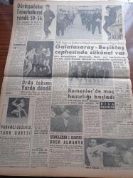 Milliyet Gazetesi - 17 Mart 1961 - Yunan Dışişleri Bakanı Averof'un Milliyet'e Beyanatı - Silahtarağa Fabrikasını Uçurmaya Kalkışan 46 Kişi Yargılanıyor - 16 Mart Şehitleri Anıldı - Adalet Partili 4 İdareci Daha Dün Nezarete Alındı - Başkan Cemal Gürsel Bu Gece Kardeşlik Haftasını Açacak - İkramiyeyi Az Bulan 1000 Liman İşçisi İşbaşı Yapmadı - Çetin Altan Köşe Yazısı - Tarla Kuşu Oyununda Ayla Algan - Bulmaca - Radyo Bugünkü Program - Zeki Müren Kazablanka'da - Sevim Tanürek - Celâl Şahin - Hududa Dökülen Mayınlar Kaçakçılığı Önleyemiyor - Bir Rüzgar Esti Yazan Daniel Gray - Kamil Koç Otobüsleri - Kolynos Diş Macunu - Soğuk Algınlığına Karşı Vicks - Fredo Kolonyası - Galatasaray Beşiktaş Cephesinde Sükunet Var - Basketbolda Darüşşafaka Fenerbahçe'yi Yendi - Kulüpler 9 Bölgede Toto Bayiliği Açıyor - Ordu Takımı Yurda Döndü - Antrenör Önder Dai Kursa Gönderiliyor