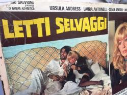 ORİJİNAL BEZ SİNEMA AFİŞİ - Dört Sıcak Yatak, (LETTI SELVAGGI) 1979, BEZ FİLM AFİŞİ / POSTERİ - BÜYÜK BOY - ORİJİNAL - 66 X 45 cm EBADINDA - Original Turkish Big Size Movie Poster - Luigi Zampa, Luis Castro, Tonino Guerra, Giorgio Salvioni, Ursula Andress, Laura Antonelli, Sylvia Kristel, Monica Vitti, Orazio Orlando, Michele Placido, José Sacristán, Roberto Benigni, Enrico Beruschi, José Luis López Vázquez,