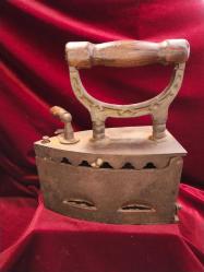 ÜTÜ ANTİKA KÖMÜRLÜ ÜTÜ (1).OLDUKÇA YAŞLI BİR DÖNEM ÜTÜSÜDÜR.KOLEKSİYONLUK BİR PARÇADIR 480