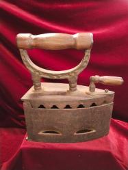 ÜTÜ ANTİKA KÖMÜRLÜ ÜTÜ (1).OLDUKÇA YAŞLI BİR DÖNEM ÜTÜSÜDÜR.KOLEKSİYONLUK BİR PARÇADIR 480