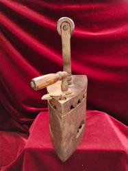 ÜTÜ ANTİKA KÖMÜRLÜ ÜTÜ (1).OLDUKÇA YAŞLI BİR DÖNEM ÜTÜSÜDÜR.KOLEKSİYONLUK BİR PARÇADIR 480