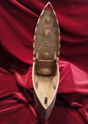 ÜTÜ ANTİKA KÖMÜRLÜ ÜTÜ (1).OLDUKÇA YAŞLI BİR DÖNEM ÜTÜSÜDÜR.KOLEKSİYONLUK BİR PARÇADIR 480