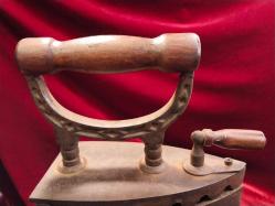 ÜTÜ ANTİKA KÖMÜRLÜ ÜTÜ (1).OLDUKÇA YAŞLI BİR DÖNEM ÜTÜSÜDÜR.KOLEKSİYONLUK BİR PARÇADIR 480