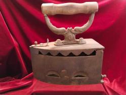 ÜTÜ ANTİKA KÖMÜRLÜ ÜTÜ (2) .OLDUKÇA YAŞLI BİR DÖNEM ÜTÜSÜDÜR.KOLEKSİYONLUK BİR PARÇADIR 95