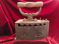 ÜTÜ ANTİKA KÖMÜRLÜ ÜTÜ (2) .OLDUKÇA YAŞLI BİR DÖNEM ÜTÜSÜDÜR.KOLEKSİYONLUK BİR PARÇADIR 95