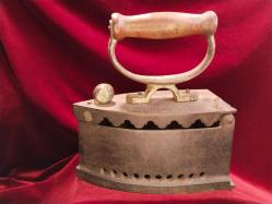 ÜTÜ ANTİKA KÖMÜRLÜ ÜTÜ (3).OLDUKÇA YAŞLI BİR DÖNEM ÜTÜSÜDÜR.KOLEKSİYONLUK BİR PARÇADIR 585