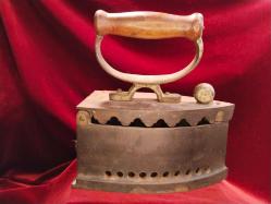 ÜTÜ ANTİKA KÖMÜRLÜ ÜTÜ (3).OLDUKÇA YAŞLI BİR DÖNEM ÜTÜSÜDÜR.KOLEKSİYONLUK BİR PARÇADIR 585