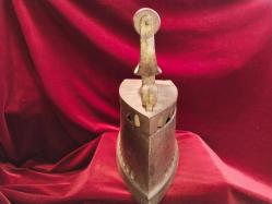 ÜTÜ ANTİKA KÖMÜRLÜ ÜTÜ (3).OLDUKÇA YAŞLI BİR DÖNEM ÜTÜSÜDÜR.KOLEKSİYONLUK BİR PARÇADIR 585