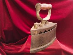 ÜTÜ ANTİKA KÖMÜRLÜ ÜTÜ (3).OLDUKÇA YAŞLI BİR DÖNEM ÜTÜSÜDÜR.KOLEKSİYONLUK BİR PARÇADIR 585