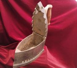 ÜTÜ ANTİKA KÖMÜRLÜ ÜTÜ (3).OLDUKÇA YAŞLI BİR DÖNEM ÜTÜSÜDÜR.KOLEKSİYONLUK BİR PARÇADIR 585