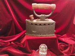 ÜTÜ ANTİKA KÖMÜRLÜ ÜTÜ (4) .OLDUKÇA YAŞLI BİR DÖNEM ÜTÜSÜDÜR.KOLEKSİYONLUK BİR PARÇADIR 693