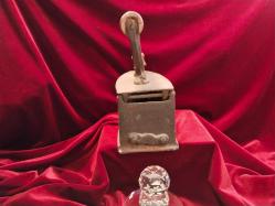 ÜTÜ ANTİKA KÖMÜRLÜ ÜTÜ (4) .OLDUKÇA YAŞLI BİR DÖNEM ÜTÜSÜDÜR.KOLEKSİYONLUK BİR PARÇADIR 693