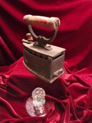 ÜTÜ ANTİKA KÖMÜRLÜ ÜTÜ (4) .OLDUKÇA YAŞLI BİR DÖNEM ÜTÜSÜDÜR.KOLEKSİYONLUK BİR PARÇADIR 693