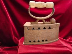 ÜTÜ ANTİKA KÖMÜRLÜ ÜTÜ (5) .OLDUKÇA YAŞLI BİR DÖNEM ÜTÜSÜDÜR.KOLEKSİYONLUK BİR PARÇADIR 303