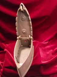 ÜTÜ ANTİKA KÖMÜRLÜ ÜTÜ (5) .OLDUKÇA YAŞLI BİR DÖNEM ÜTÜSÜDÜR.KOLEKSİYONLUK BİR PARÇADIR 303