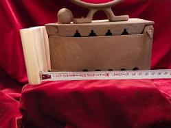 ÜTÜ ANTİKA KÖMÜRLÜ ÜTÜ (5) .OLDUKÇA YAŞLI BİR DÖNEM ÜTÜSÜDÜR.KOLEKSİYONLUK BİR PARÇADIR 303