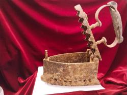 ÜTÜ ANTİKA KÖMÜRLÜ ÜTÜ (6).OLDUKÇA YAŞLI BİR DÖNEM ÜTÜSÜDÜR.KOLEKSİYONLUK BİR PARÇADIR 599