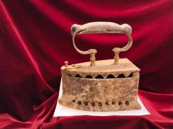 ÜTÜ ANTİKA KÖMÜRLÜ ÜTÜ (6).OLDUKÇA YAŞLI BİR DÖNEM ÜTÜSÜDÜR.KOLEKSİYONLUK BİR PARÇADIR 599