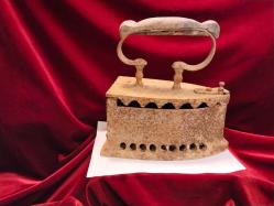 ÜTÜ ANTİKA KÖMÜRLÜ ÜTÜ (6).OLDUKÇA YAŞLI BİR DÖNEM ÜTÜSÜDÜR.KOLEKSİYONLUK BİR PARÇADIR 599