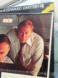 ORİJİNAL BEZ SİNEMA AFİŞİ - Acımasız, (IL GIUSTIZIERE - The 'Human' Factor) 1975, BEZ FİLM AFİŞİ / POSTERİ - BÜYÜK BOY - ORİJİNAL - 67 X 47 cm EBADINDA - Original Turkish Big Size Movie Poster - Edward Dmytryk, Peter Powell, Thomas Hunter, George Kennedy, John Mills, Raf Vallone, Barry Sullivan, Rita Tushingham, Shane Rimmer, Thomas Hunter, Frank Avianca, 	Haydée Politoff, Arthur Franz, Fiamma Verges, Danny Huston, Richard Harrison, Hillary Lief, Michael Mandeville, Mark Lowell, Jan Englund, 	Ann Ferguson, Lewis Charles, Corinne Dunne, Sharon Kellogg, Eugene Wade, West Buchanan, 	Conchita Airoldi, Jho Jhenkins, Vincenzo Crocitti