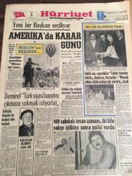 HÜRRİYET GAZETESİ  5 KASIM 1968  YIL :21 SAYI :7374----Yeni bir başkan  seçiliyor  :Amerika  da karar günü --Demirel :Türk siyasi  hayatını  çıkmaza sokmak  istiyorlar --Ürdün de sokak  savaşı  başladı --100 sabıkalı  insan  azmanı  , iki kilo rakıyı  içtikten sonra  polisi vurdu --- Refi  Cevat  Ulunay  vefat Etti ---Ilgaz : Moral  çöküntüsü içindeyiz  , futbolculara ceza yok --Ajax - Fenerbahçe  maçını   20 bin Türk  İşçisi izleyecek -----Ring de 3 başkan adayı : Humphrey , Nixon , Wallece ---Mevsimin  ilk  defilesi  bir  revü  havası  içinde yapıldı ---İzmir  bir  üniversite daha kazandı-----