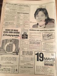 HÜRRİYET GAZETESİ  5 KASIM 1968  YIL :21 SAYI :7374----Yeni bir başkan  seçiliyor  :Amerika  da karar günü --Demirel :Türk siyasi  hayatını  çıkmaza sokmak  istiyorlar --Ürdün de sokak  savaşı  başladı --100 sabıkalı  insan  azmanı  , iki kilo rakıyı  içtikten sonra  polisi vurdu --- Refi  Cevat  Ulunay  vefat Etti ---Ilgaz : Moral  çöküntüsü içindeyiz  , futbolculara ceza yok --Ajax - Fenerbahçe  maçını   20 bin Türk  İşçisi izleyecek -----Ring de 3 başkan adayı : Humphrey , Nixon , Wallece ---Mevsimin  ilk  defilesi  bir  revü  havası  içinde yapıldı ---İzmir  bir  üniversite daha kazandı-----