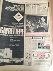 HÜRRİYET GAZETESİ   2 KASIM  1968 YIL :21 SAYI : 7371----İstanbul  Üniversite 'nin  açılışı kanlı  oldu -- Rektör  :Devletçe  tedbirler alınması  gerekiyor -- 13 öğrenci  yaralandı --Teknik Üniversitesinde   açılış  töreni  yapılmamasını  gençler  protesto   ettiler --İsmail  Akçay  'ın  ifşaatı  : İdareciler  Mexico  da kadın peşinde koştular --  Beşiktaş  yenilmeyen  unvanını  Ş. Spor   önünde  koruyacak --Meclis ve Senato  yeni  çalışma  senesine girdi ---Johnson , Humphrey  'nin  şansını artırdı ---Vietnam  bombardımanı   dün  durduruldu Liseli gençlerin  kalp taktıkları  kurbağanın  durumu iyiye  gidiyor  --  Zeytin yağı  sanıklarından  yalnız bir kişi   mahkum oldu --