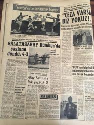 HÜRRİYET GAZETESİ  31 EKİM 1968 YIL :21 SAYI :7369--Dursun Salkım fotoğraflı sevilen plak reklamı-Seçim Kanunu Partiler Arası  Bir Toplantıda Görüşülecek -- De Gaulle Çok Memnun  Ayrıldı ----Avusturalya 'da ki Türk  işçilerinden  Demirel 'e şikayet  mektubu  geldi ----100 yeni gelin  düğünlerinin  yapıldığı   salonda bir araya geldi ---AP 'li kadınlar  Demirel 'i  marş  söyleyip  karşıladı ---Tunceli 'ye  kar  yağıyor ---Ev Doktoru :Bu kitap  ,evinizin  doktoru , sağlığınızın  kılavuzu olacaktır ----Albay Beregovoy  Ferzadan  döndü ----TİP 'te ki  sol ve daha sol savaşını AYBAR kazandı ---Galatasaray   Kütahya 'da şaşkına döndü :4-3---  Ceza Varsa Biz Yokuz ---UEFA  'nın  İstanbul 'da  toplanması  futbolumuz  için  büyük  başarıdır ---Altay  Samsun 'a  fark  yaptı :3-0----Sabri  Kiraz  Galatasaray  'yı  yenmek   için oynayacağız  dedi ----Rumenlerin  ümidi  Alsancak ta  söndü  :3-0----Kavga  ettiği  arkadaşını  bir yumrukla öldürdü ---- Lidya devrine ait  eserler bulundu ---